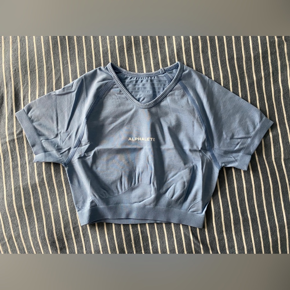 *BNIB* Alphalete Amplify V-neck Crop Top. Size XS